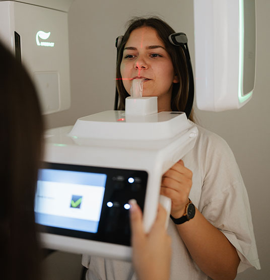Bei einer dunkelhaarigen Frau wird ein 3d Röntgen durchgeführt